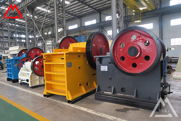 Lubrication and sealing of jaw crusher bearings