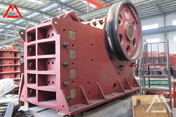 What is the reason for the blockage of the discharge port of the jaw crusher?