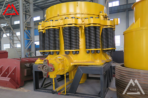 How to complete the adjustment of the discharge port of the spring cone crusher, passing iron and cl