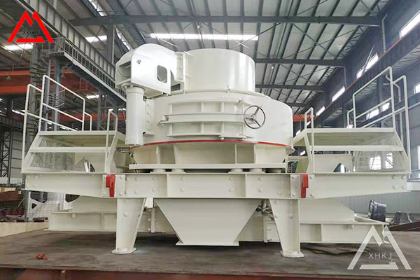 What should I do if the rotor of the sand making machine accumulates?