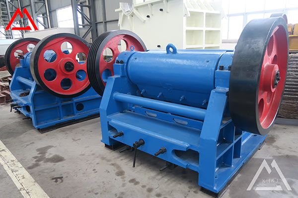 What should you pay attention to when the jaw crusher is being used for maintenance?